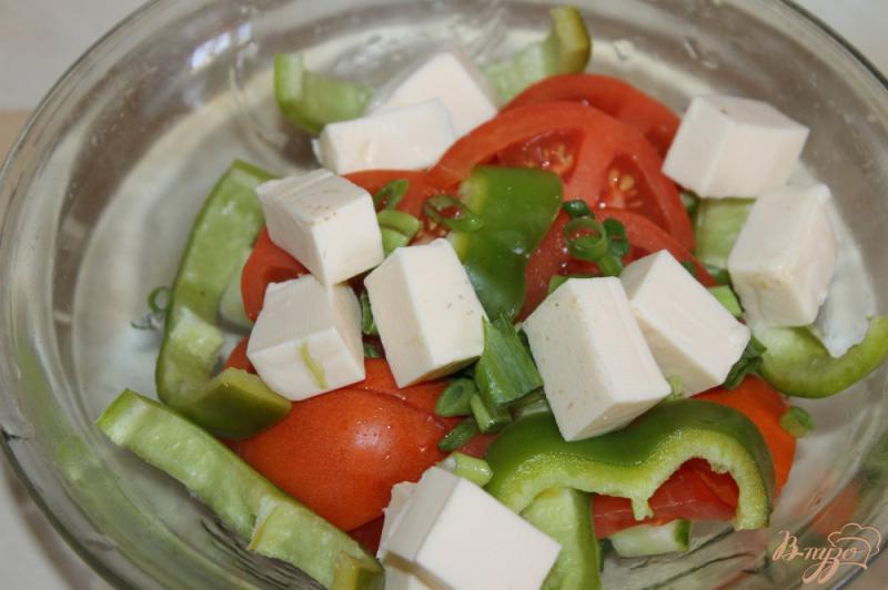 Фото приготовление рецепта: Салат из помидоров и плавленного сыра шаг №4