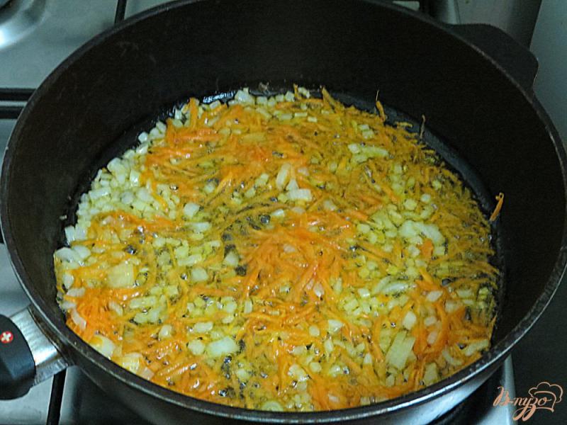 Фото приготовление рецепта: Рис с капустой и фаршем шаг №3