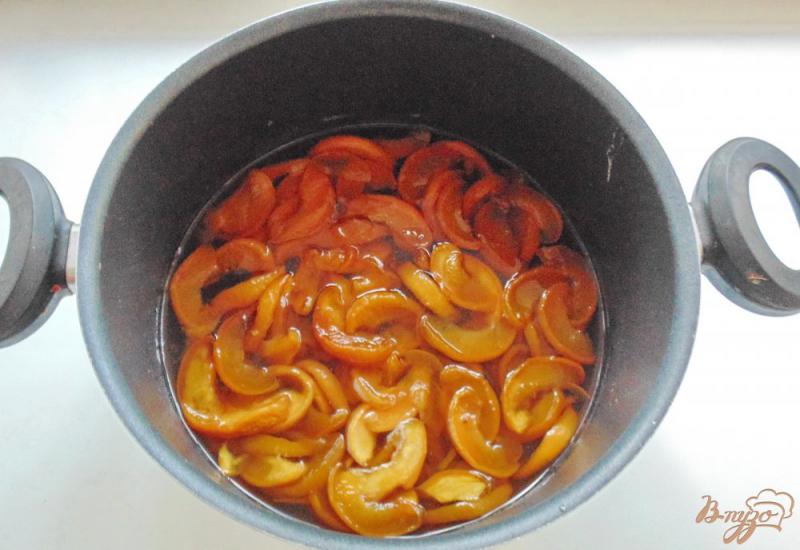 Фото приготовление рецепта: Варенье из персиков в сиропе дольками шаг №4
