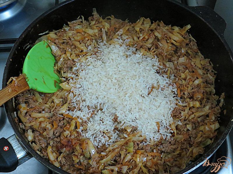 Фото приготовление рецепта: Рис с капустой и фаршем шаг №8