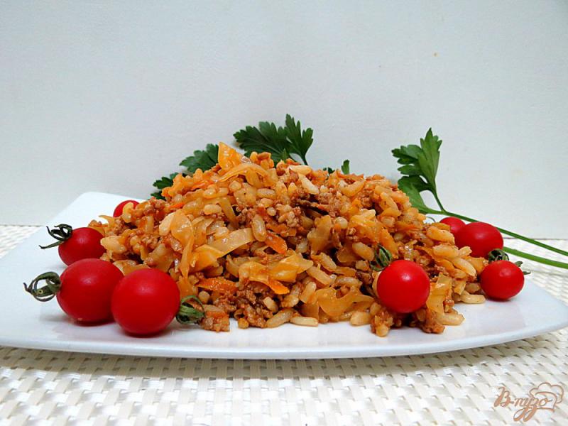 Фото приготовление рецепта: Рис с капустой и фаршем шаг №11