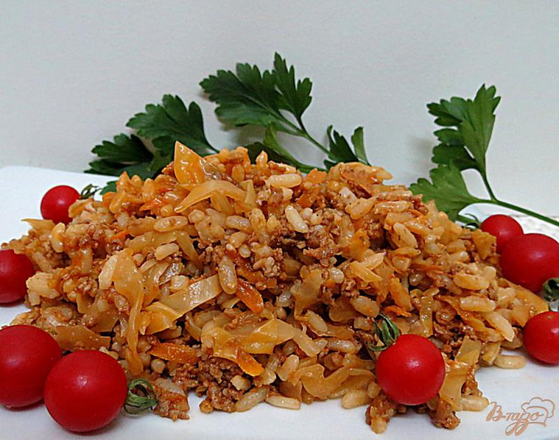 Фото приготовление рецепта: Рис с капустой и фаршем шаг №10