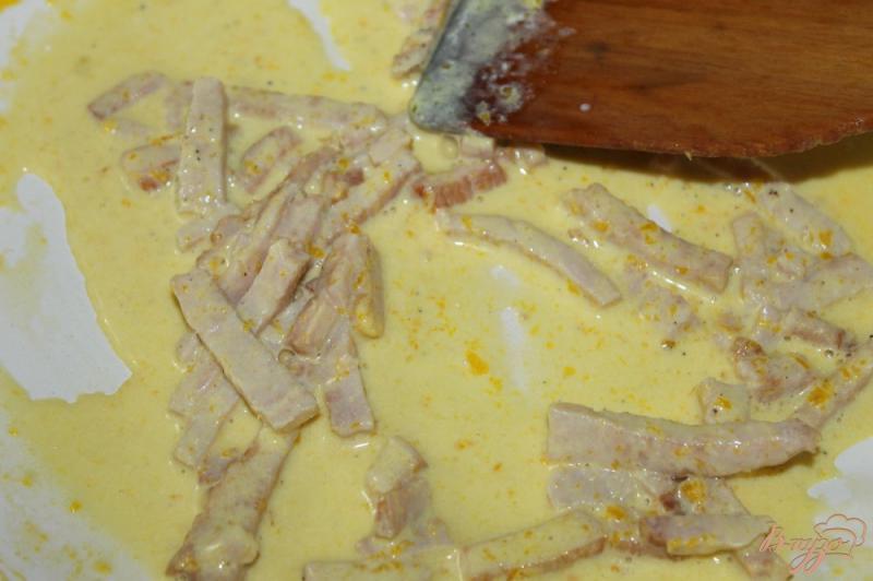Фото приготовление рецепта: Сливочная паста с яичным соусом и балыком шаг №4