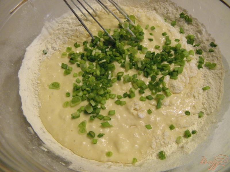 Фото приготовление рецепта: Пышные оладушки к супу с зеленым луком шаг №5