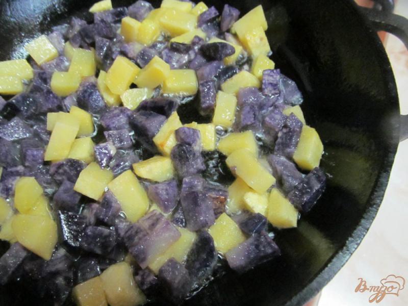 Фото приготовление рецепта: Жареный картофель с шампиньоном и красным перцем шаг №3