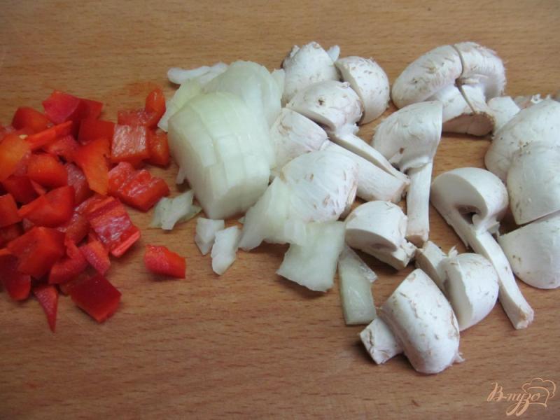 Фото приготовление рецепта: Жареный картофель с шампиньоном и красным перцем шаг №4