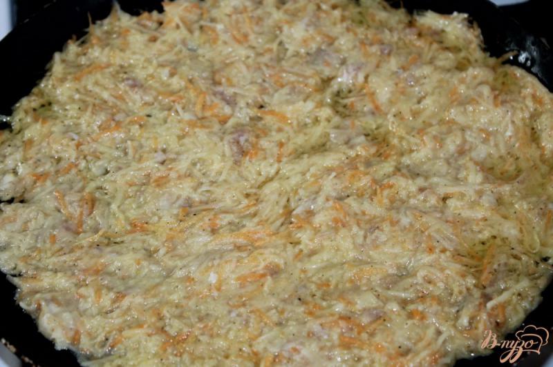 Фото приготовление рецепта: Картофельный блин с мясом и помидорной начинкой шаг №6