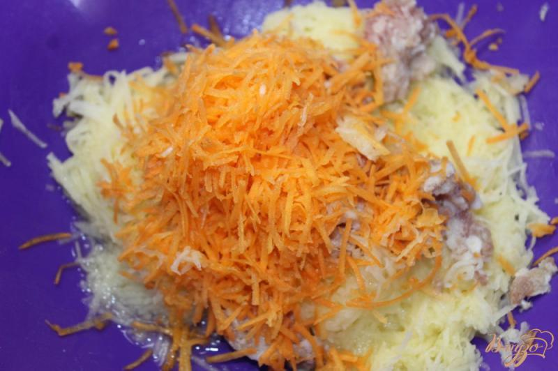 Фото приготовление рецепта: Картофельный блин с мясом и помидорной начинкой шаг №3