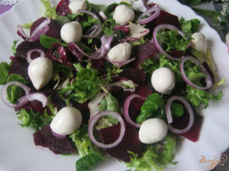 Фото приготовление рецепта: Свекольный салат с мини-моцареллой шаг №2