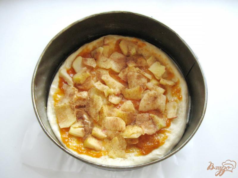 Фото приготовление рецепта: Пирог с абрикосовым джемом и яблоками шаг №5