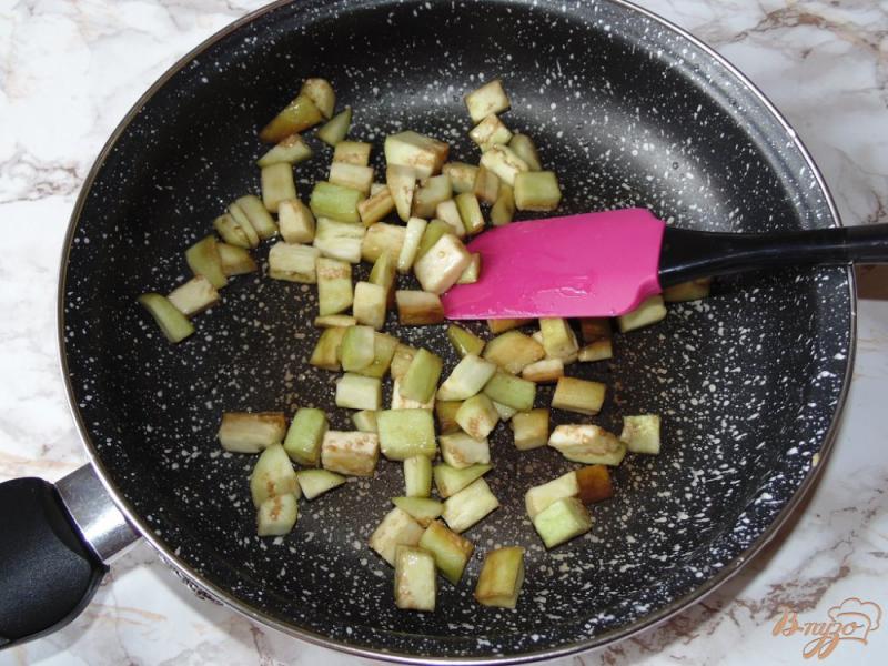 Фото приготовление рецепта: Салат из баклажана с морковью и перепелиными яйцами шаг №2