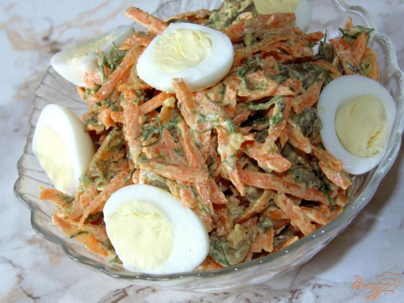 Фото приготовление рецепта: Салат из баклажана с морковью и перепелиными яйцами шаг №7