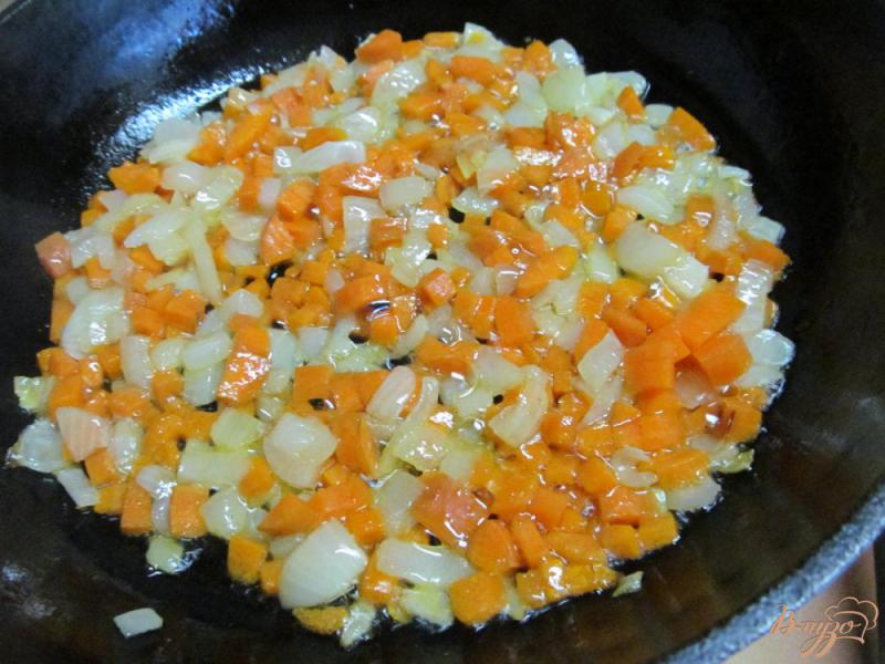 Фото приготовление рецепта: Тушенный рис с помидором шаг №2