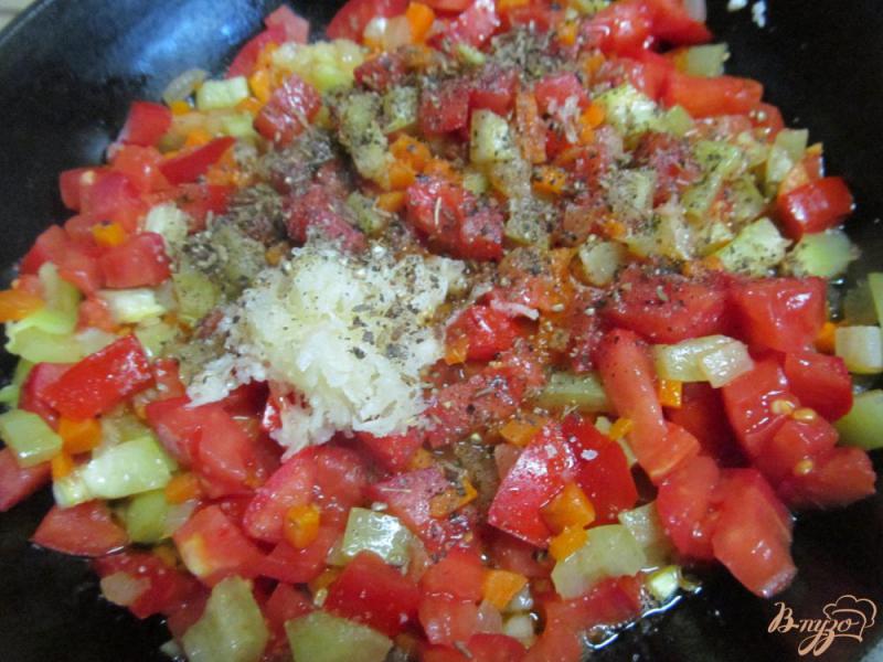 Фото приготовление рецепта: Тушенный рис с помидором шаг №4