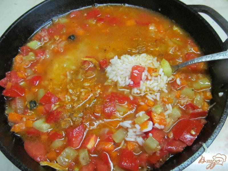 Фото приготовление рецепта: Тушенный рис с помидором шаг №5