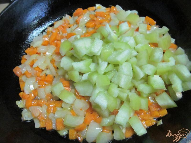 Фото приготовление рецепта: Тушенный рис с помидором шаг №3