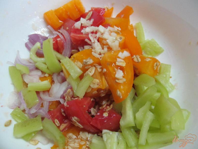 Фото приготовление рецепта: Салат из помидоров с овсяными хлопьями шаг №2