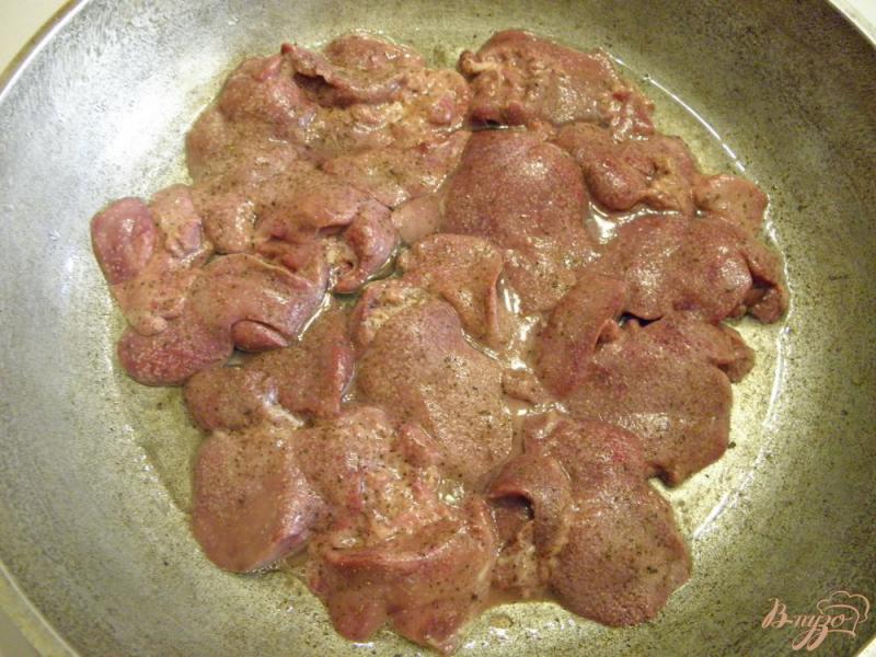 Фото приготовление рецепта: Куриная печень в нежном соусе шаг №2