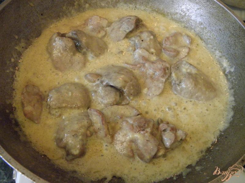 Фото приготовление рецепта: Куриная печень в нежном соусе шаг №4