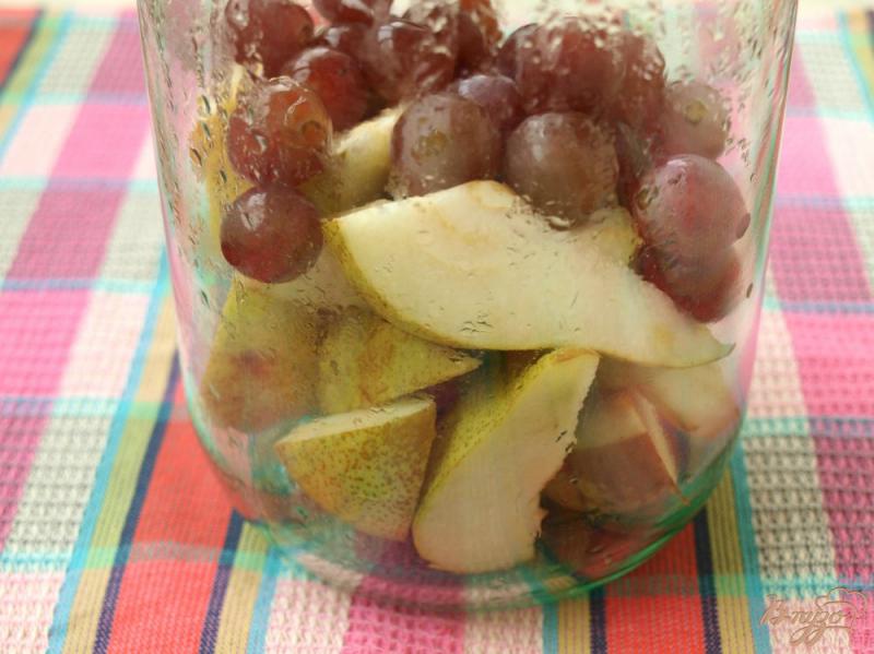 Фото приготовление рецепта: Грушёво-виноградный компот на зиму шаг №1