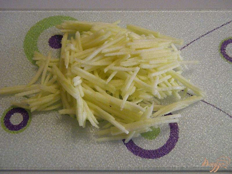 Фото приготовление рецепта: Салат с черной редькой и яблоком шаг №5