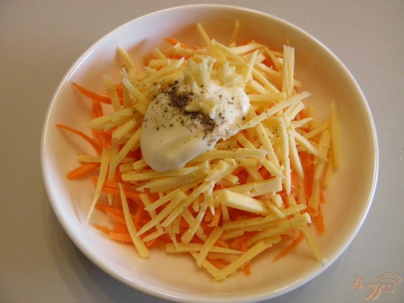 Фото приготовление рецепта: Сырно-морковный салат с чесноком шаг №3