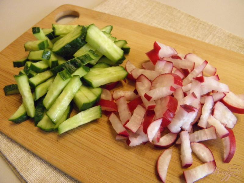 Фото приготовление рецепта: Салат из листьев одуванчика с редисом и огурцом шаг №2