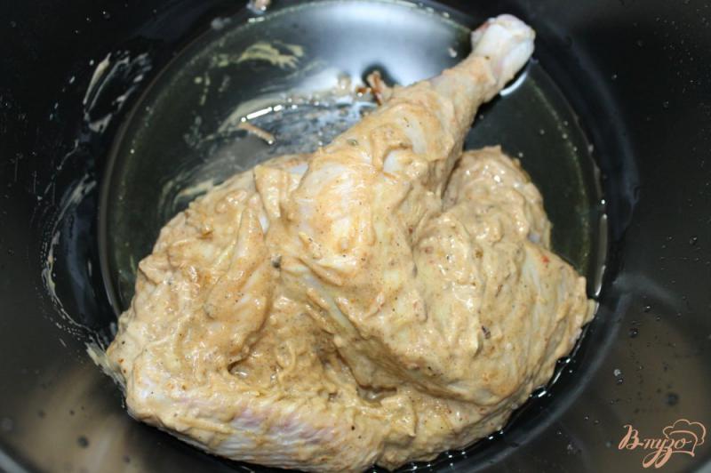 Фото приготовление рецепта: Жареный цыпленок в мультиварке шаг №6