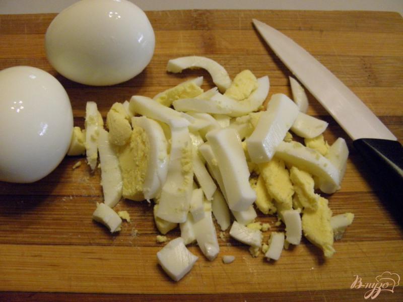 Фото приготовление рецепта: Салат с копченой курицей шаг №4