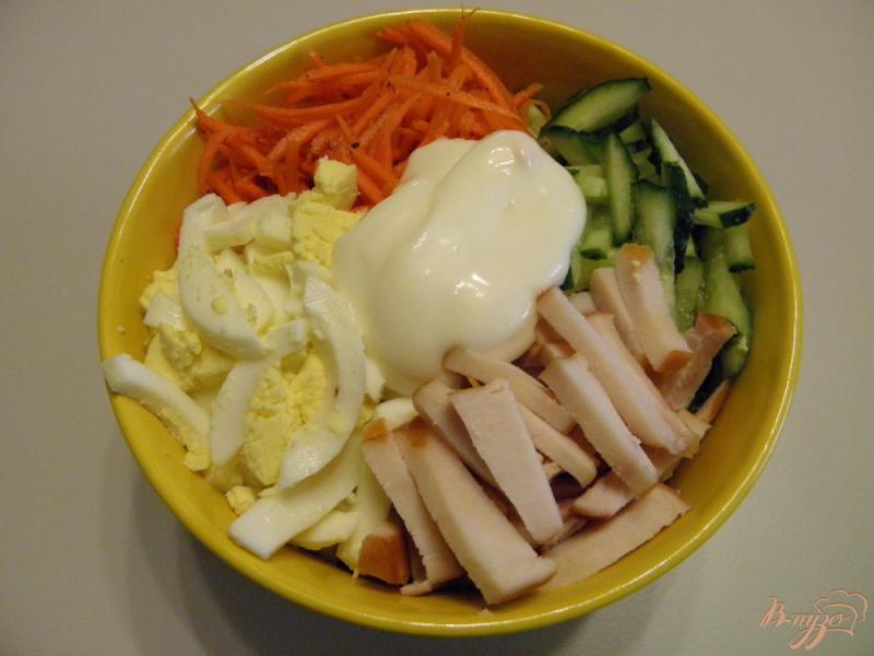 Фото приготовление рецепта: Салат с копченой курицей шаг №5