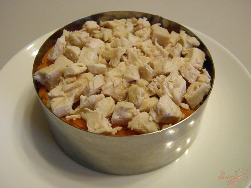 Фото приготовление рецепта: Салат с курицей и жареным луком шаг №6