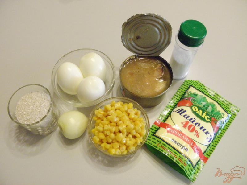 Фото приготовление рецепта: Салат с консервой шаг №1