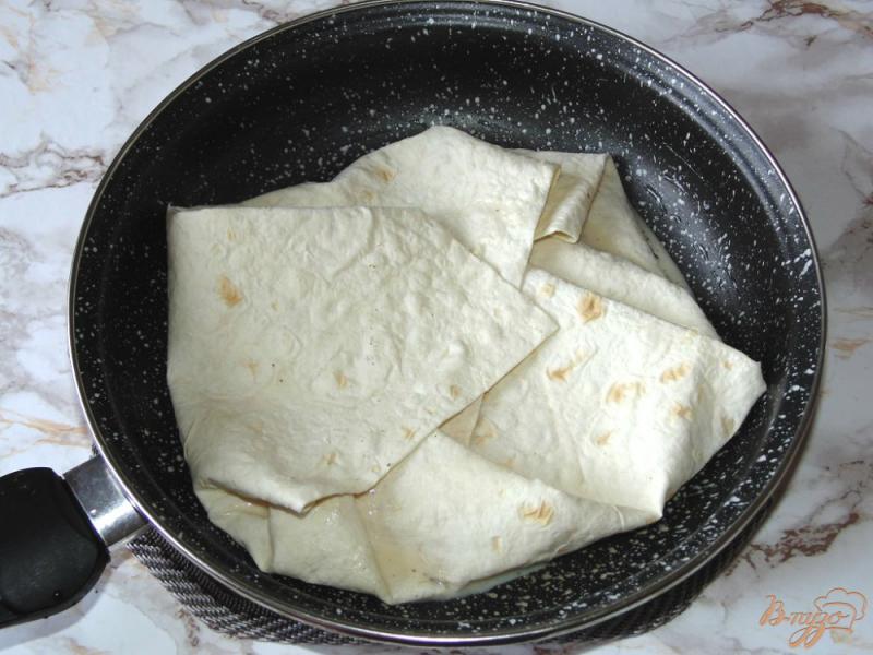 Фото приготовление рецепта: Омлет с сыром в тонком лаваше шаг №3