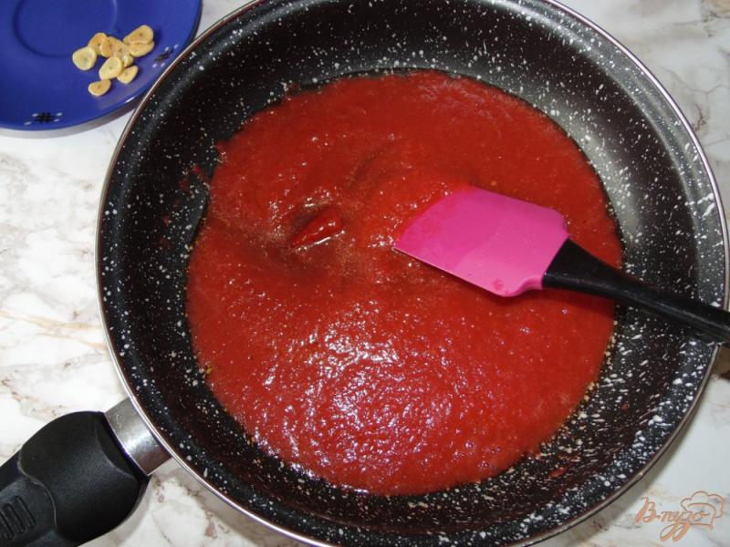 Фото приготовление рецепта: Томатный соус с перцем чили и зелеными оливками шаг №4
