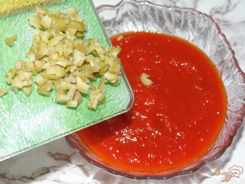 Фото приготовление рецепта: Томатный соус с перцем чили и зелеными оливками шаг №6