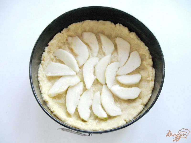 Фото приготовление рецепта: Пирог с грушей и заварным кремом шаг №6