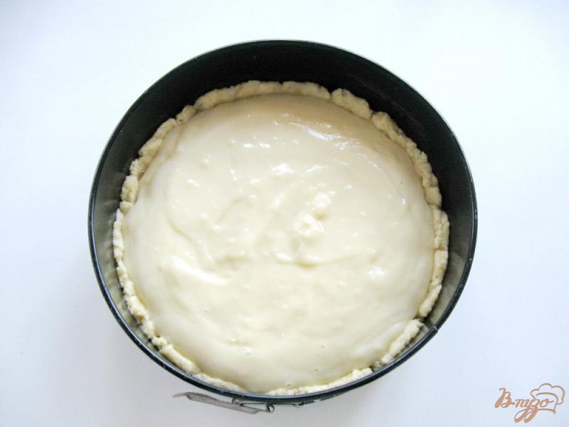 Фото приготовление рецепта: Пирог с грушей и заварным кремом шаг №7