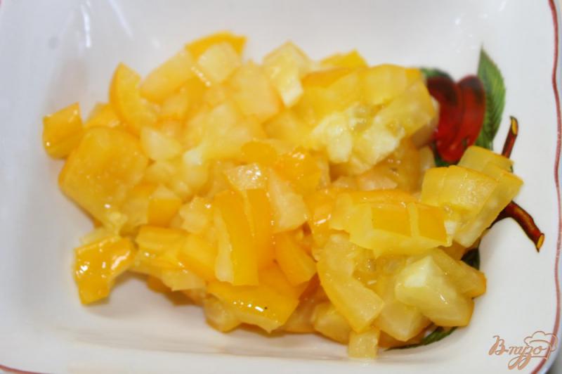 Фото приготовление рецепта: Тосты на завтрак с желтыми помидорами и фетой шаг №2