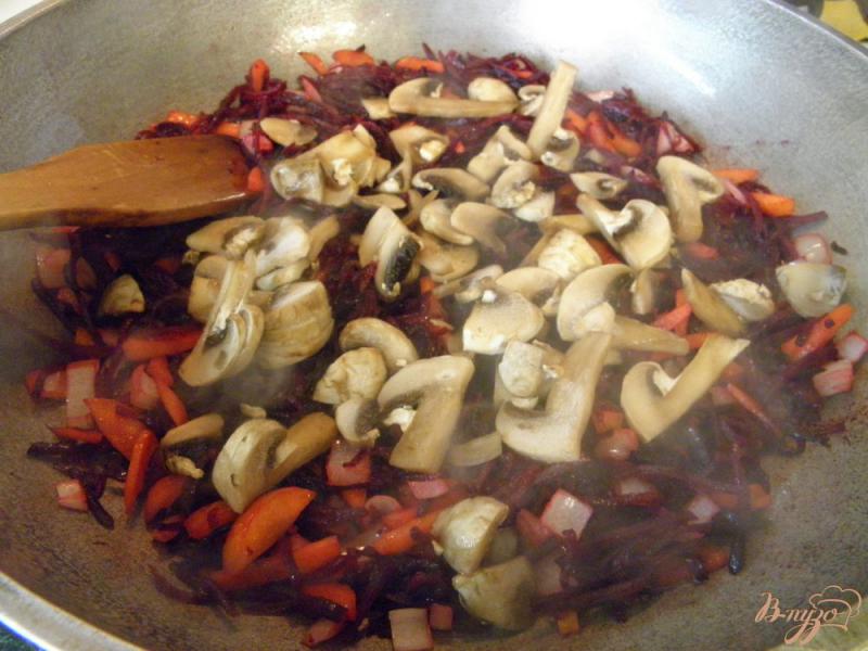 Фото приготовление рецепта: Постный борщ с грибами и стручковой фасолью шаг №3
