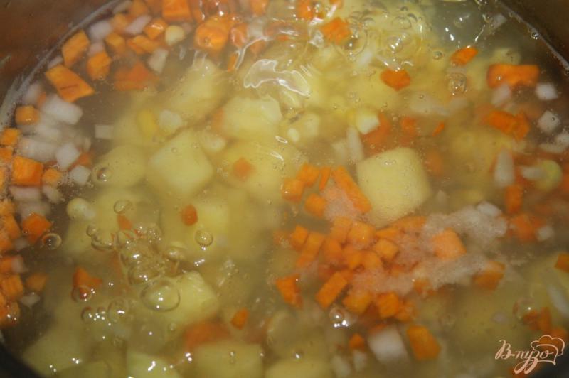 Фото приготовление рецепта: Сливочный суп с фрикадельками и кукурузой шаг №3