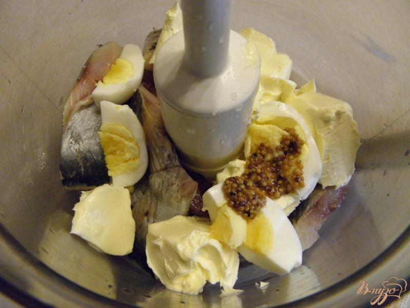 Фото приготовление рецепта: Селедочное масло с яйцом и укропом шаг №2