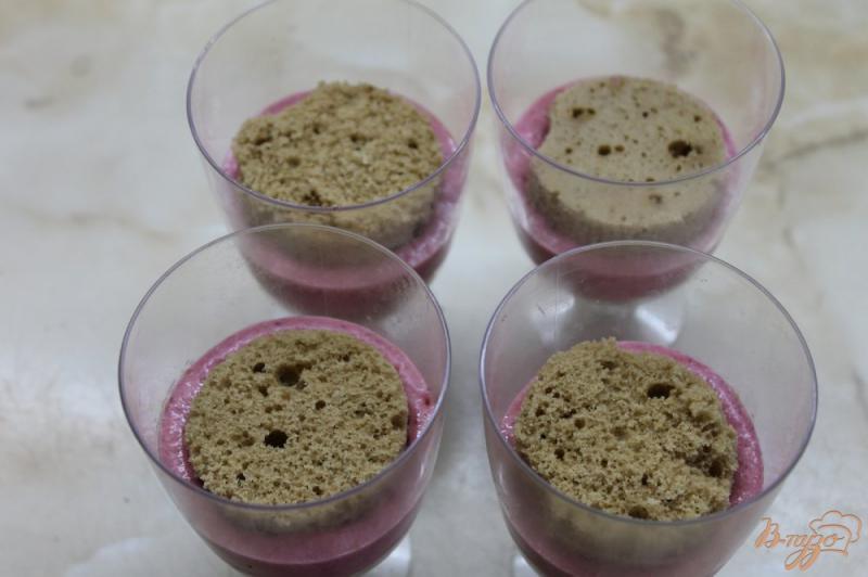 Фото приготовление рецепта: Ягодно - творожный десерт с бисквитом шаг №6