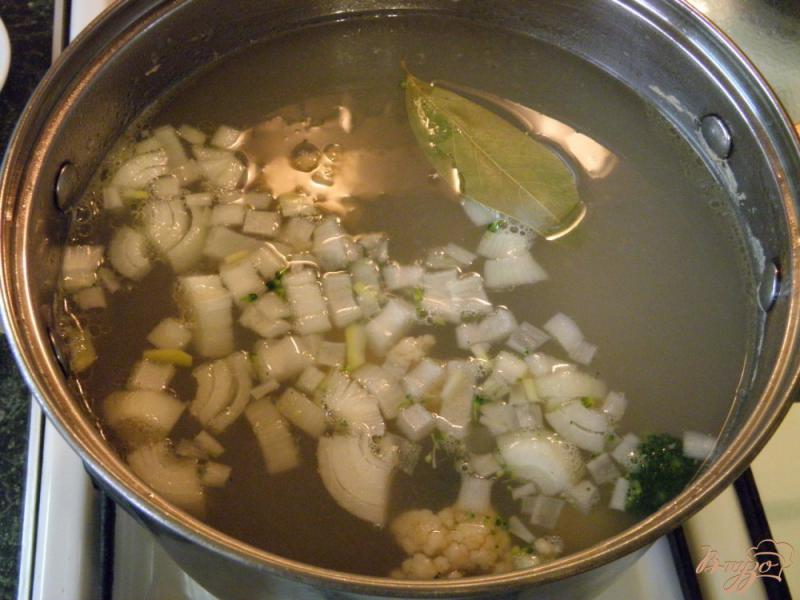 Фото приготовление рецепта: Суп с шариками из картофеля шаг №2