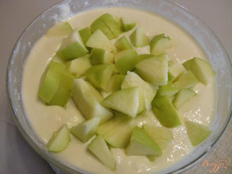 Фото приготовление рецепта: Запеканка с творогом и яблоком шаг №3
