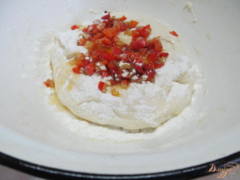 Фото приготовление рецепта: Булочки с болгарским красным перцем шаг №7