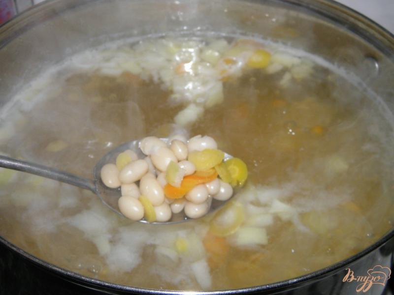 Фото приготовление рецепта: Суп фасолевый с яйцом и укропом шаг №2