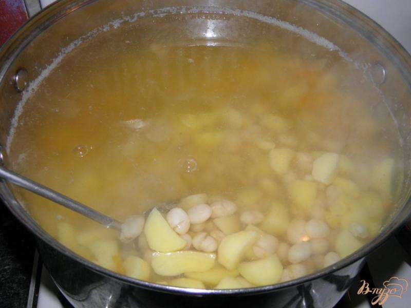 Фото приготовление рецепта: Суп фасолевый с яйцом и укропом шаг №3