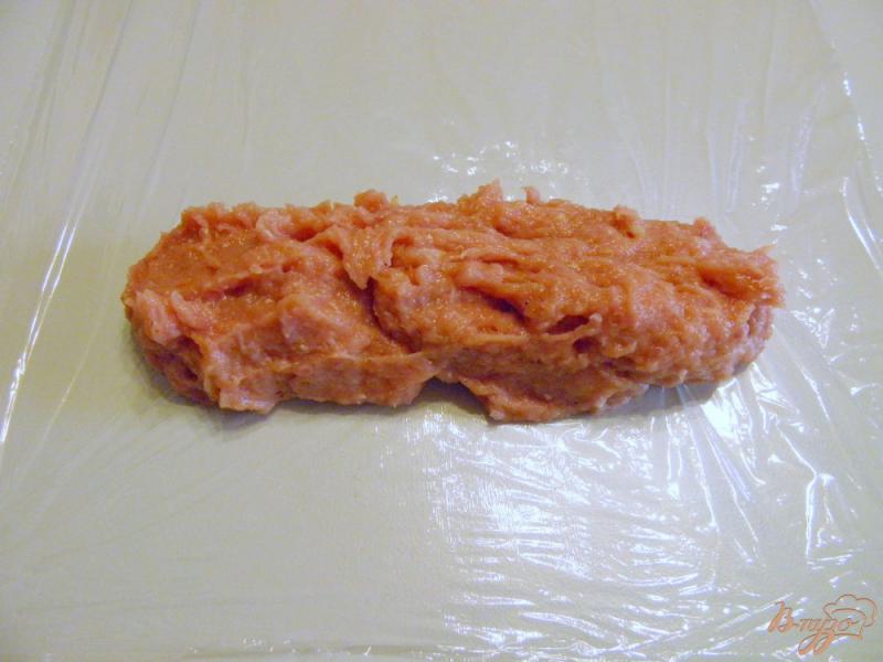 Фото приготовление рецепта: Курино-говяжья колбаса с чесноком шаг №2
