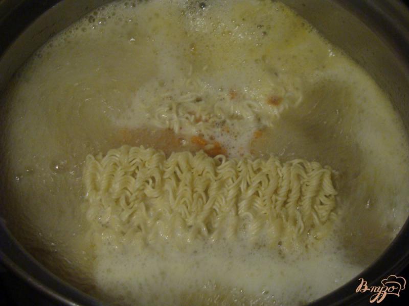 Фото приготовление рецепта: Суп с яичной лапшой и мясными косточками шаг №6