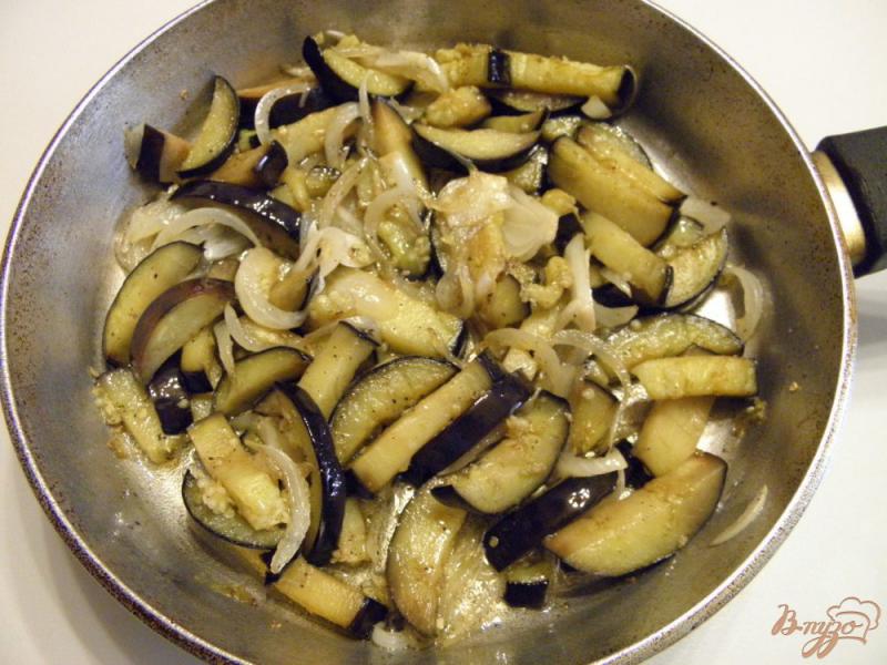 Фото приготовление рецепта: Салат из баклажанов с печеным перцем и чесноком шаг №5